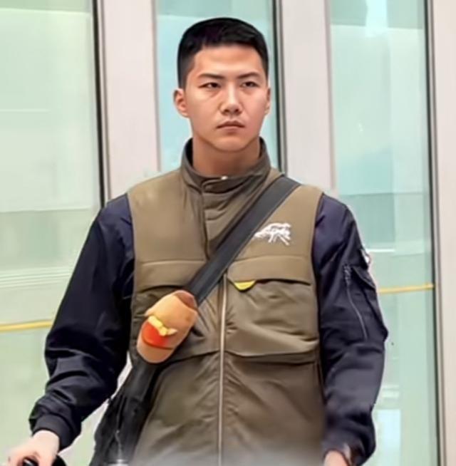 简直认不出来了，硬汉的儿子长成了硬汉，不仅身高1.90米，而且坚决不走娱乐圈，居