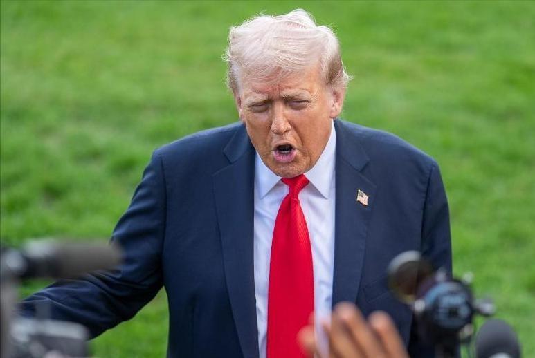 老美这回是真坐不住了，手里那张“借条”变成了烫手山芋，全世界都在疯了似的往外甩。