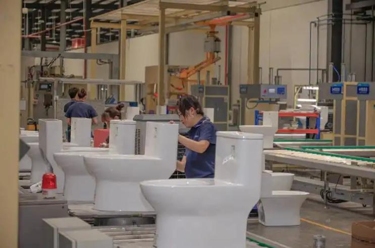 以前美国人从中国买一个马桶200美元。现在从越南买一个230美元。美国人