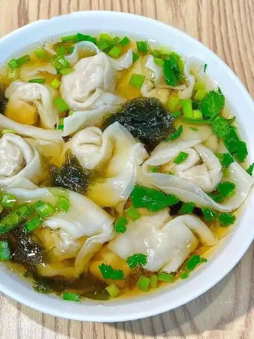 虽然儿童医院的炒菜味道不怎么样，但是有一个地方，天天排队，就是边上的一个煮馄饨，