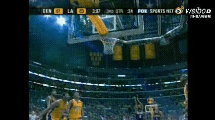 8号科比的经典扣篮！优雅和实用并存，经典扣篮永不过时。前场5号队友一记长传，
