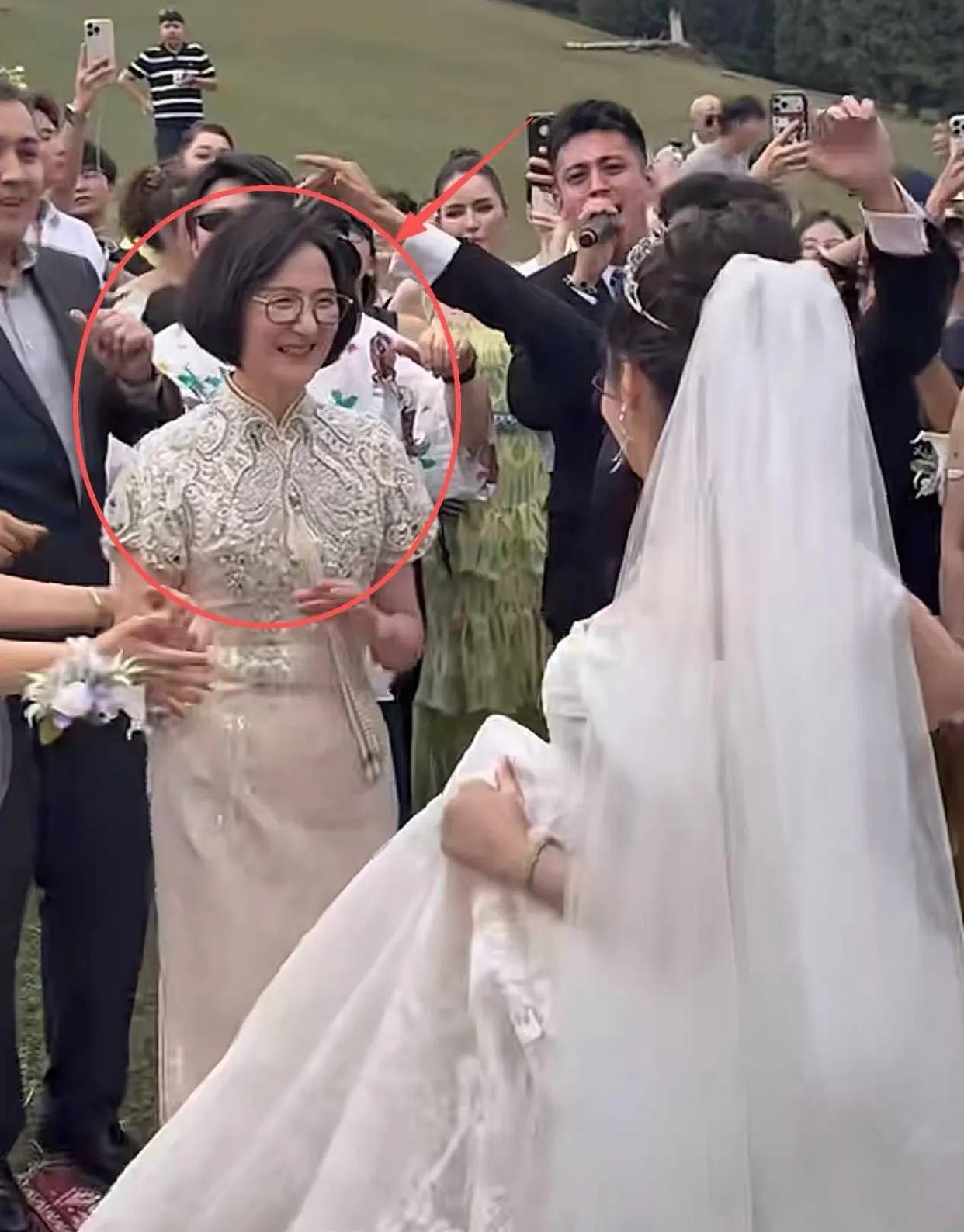 麦迪娜是否幸福暂且不论，但能确定她婆婆十分欣赏她，眉眼间难以遮掩。婆婆谈吐举止大