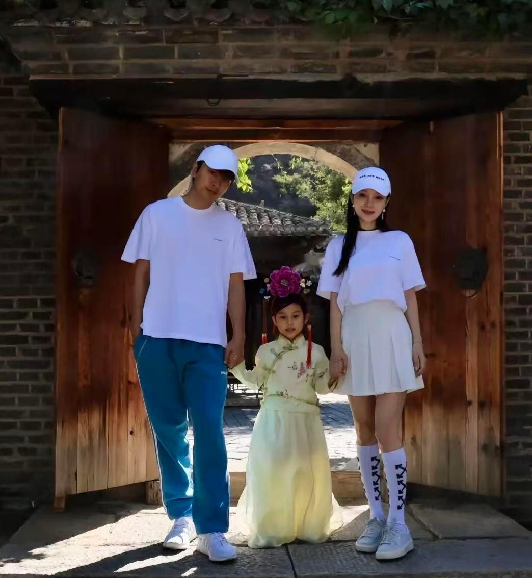 甜馨分享爸爸妈妈带她旅行的旧照，甜馨很怀念那个时候吧，那时还是幸福的一家三口。感