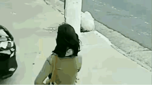 这人脾气也太大了哐哐就是踹啊整出好几个大坑