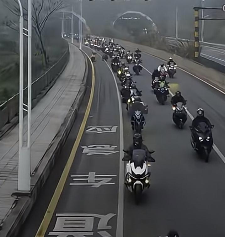 高铁不舒服？广州打工的广西百色仔，今年返乡过年，依然还是开摩托车，这不是自找苦