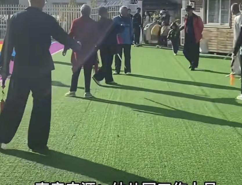 一群老人为了锻炼身体，竟然公然撬开幼儿园的门锁，园方拿出租赁合同他们都不认，报帽