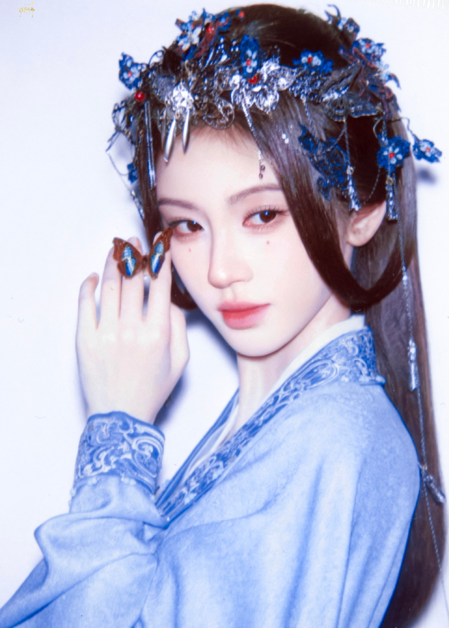 姐姐勾引我的心我的魂鞠婧祎素手托蝶​​​
