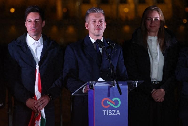 反转！欧尔班彻底下台，默茨当着泽连斯基的面硬刚欧盟，900亿援乌贷款终破局，却藏