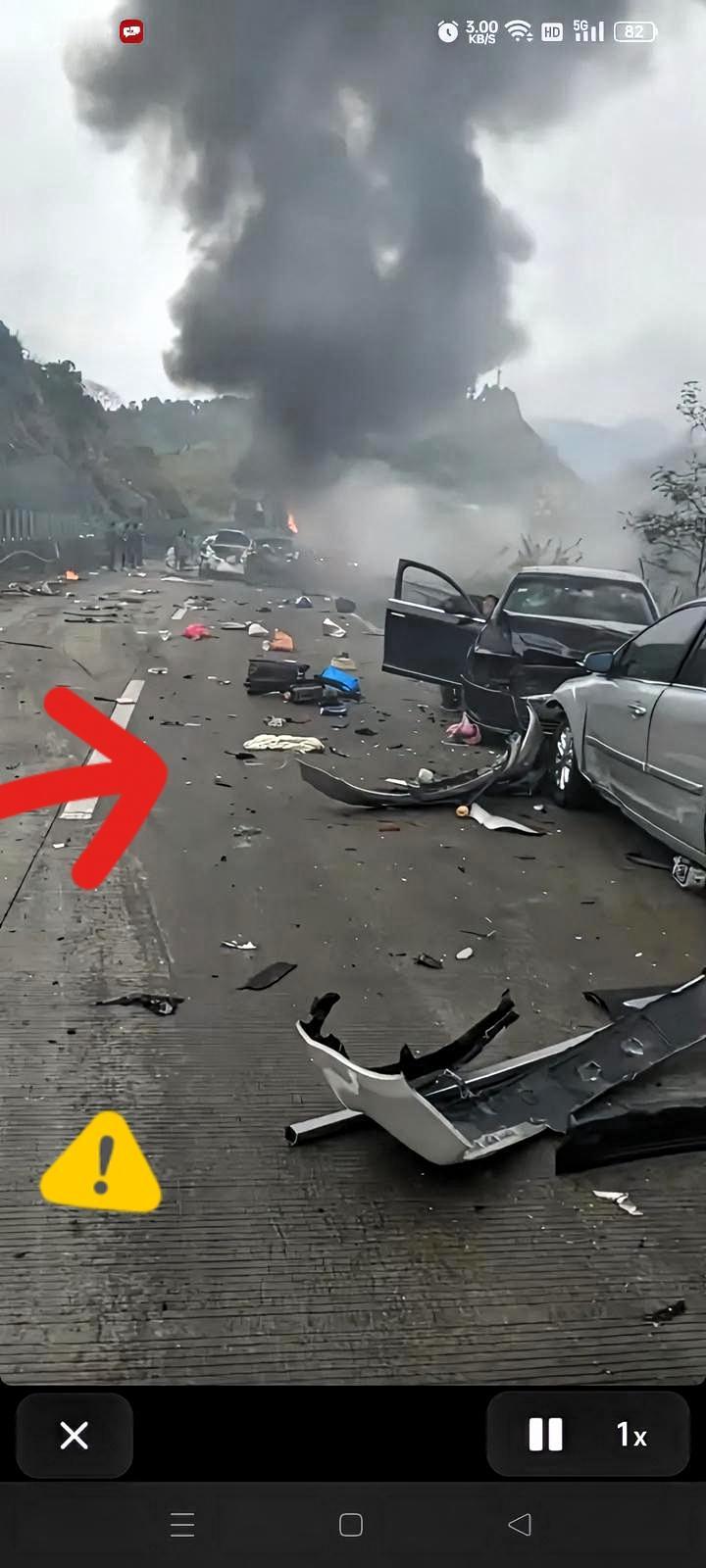 高速车祸现场触目惊心！到底是司机太猛，还是路太坑？刷到这高速车祸视频，我