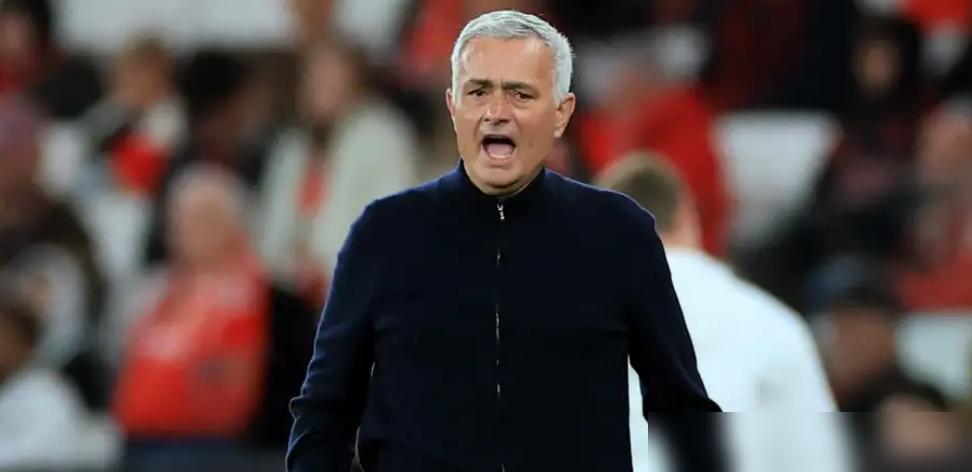 穆里尼奥带本菲卡，联赛26轮不败，听着是挺牛的。可这赛季已经四大皆空了，一