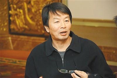 刘震云说：“不要替任何人做决定，成了，你不一定有功，败了，你一定有错。”一切