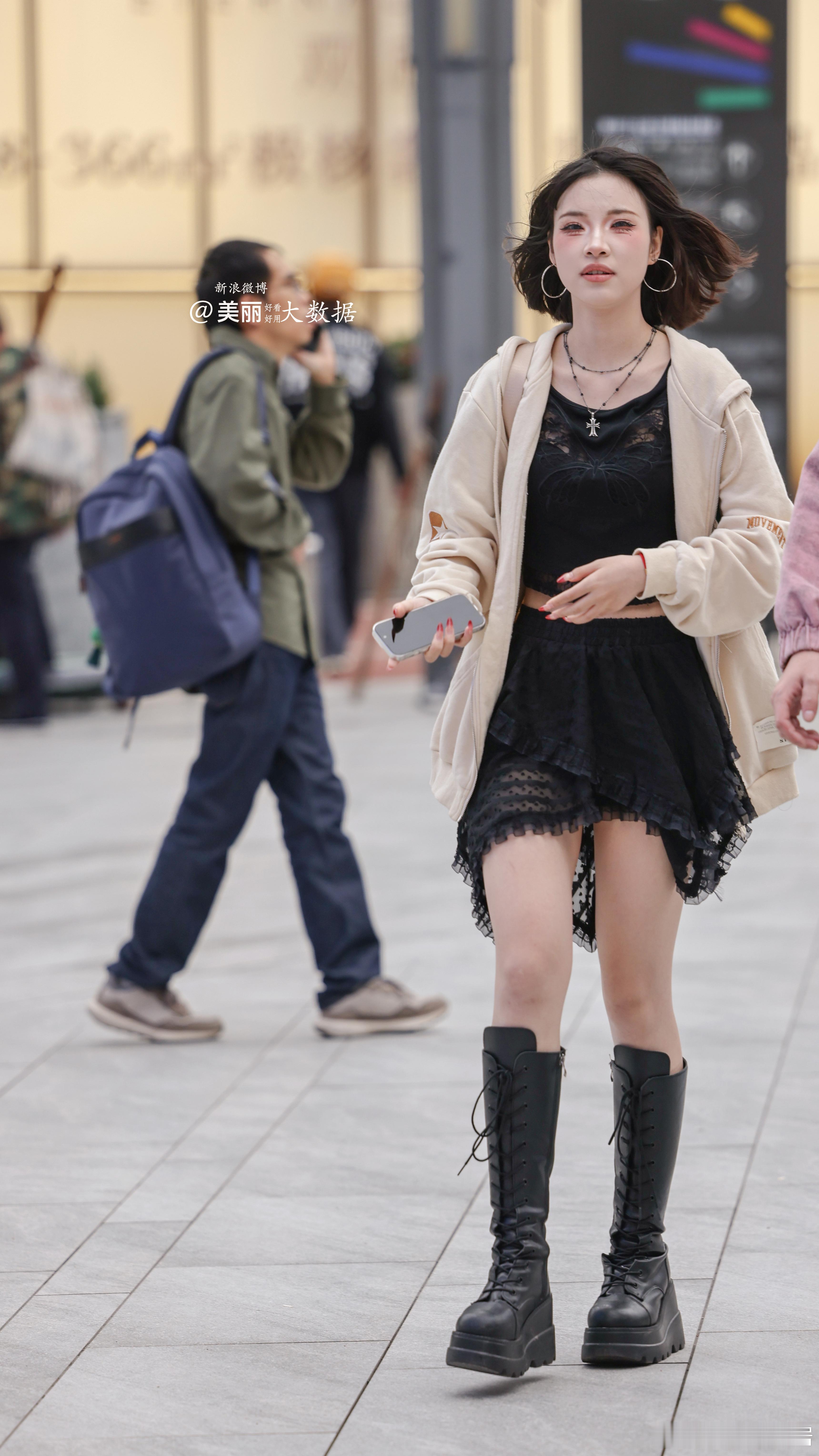 这是什么妆啊，懂的出来走两步。