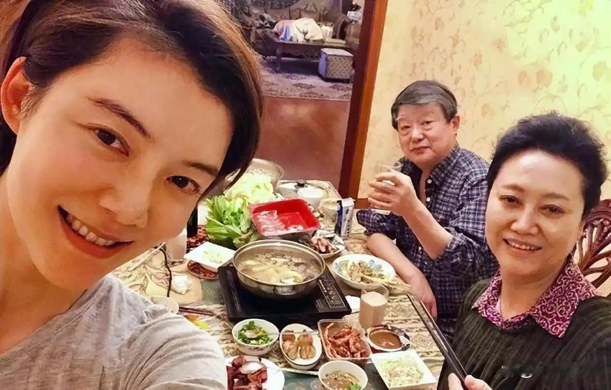 "从轰动一时的豪门婚姻到回归自我，车晓用14年时间活出了独树一帜的人生。44岁的