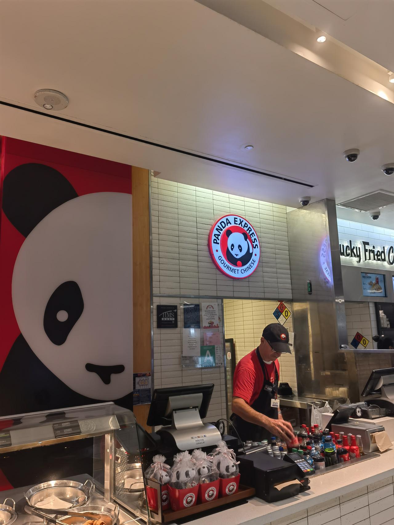 11月19号，现在正在美国的洛杉矶机场，准备回北京。发现餐厅里面最有人气，排的队