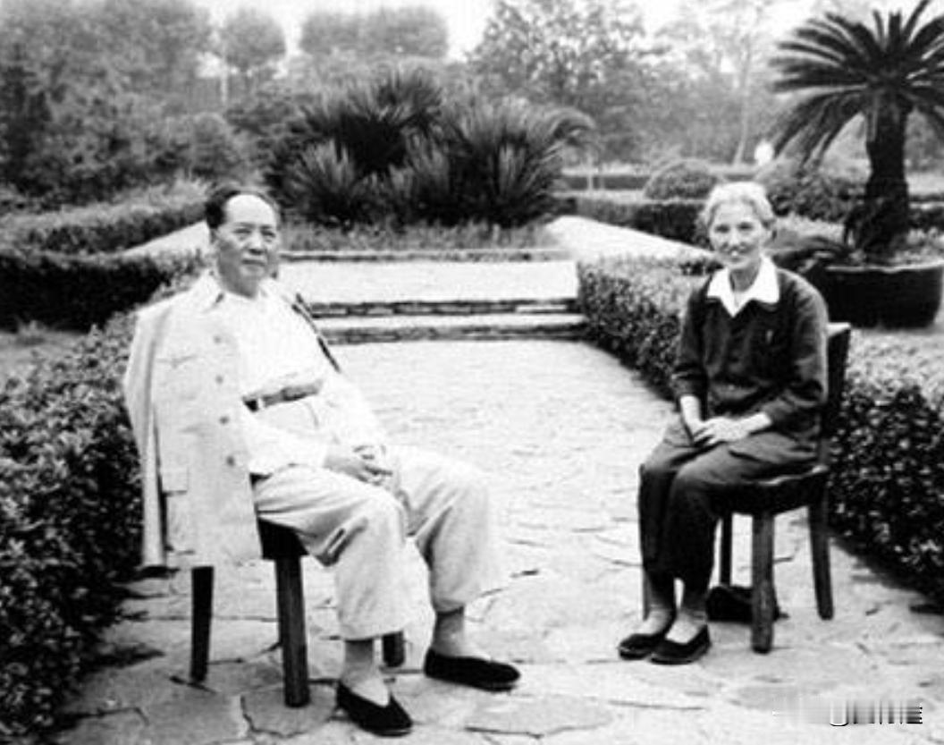 1950年，毛主席正在拆阅群众来信。其中一封信来自无锡，署名为“吴启瑞”，毛主