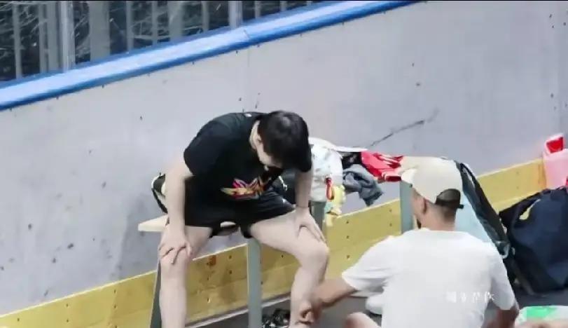 莎莎去理疗室复查脚踝，理疗师边捏边皱眉，说骨头没大问题但筋还僵着，再跑跳容易二次