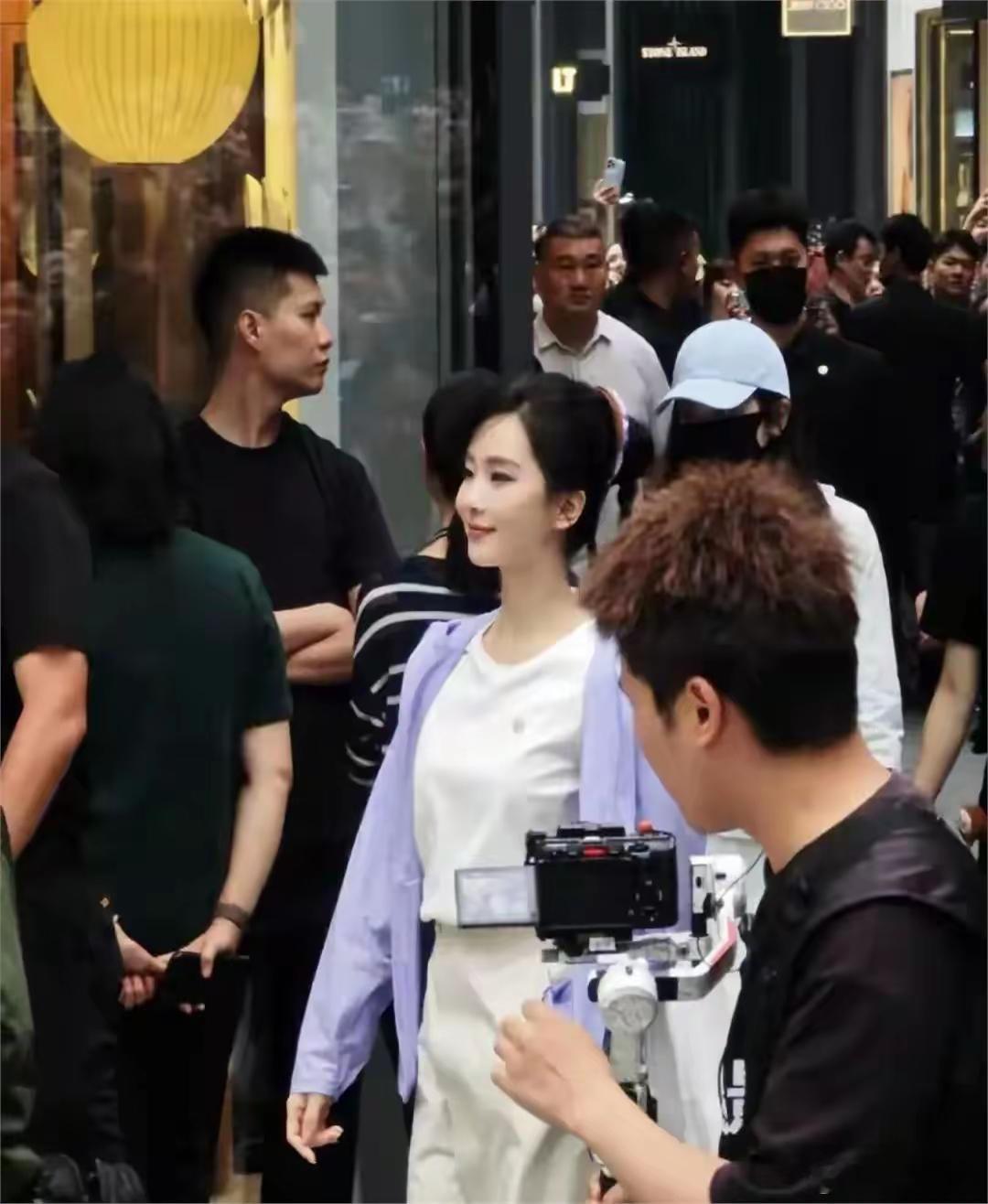 刘诗诗现身成都太古里，打扮俏皮可爱，走路豪放，天生的美人坯子……​​​
