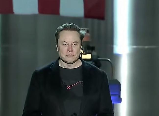 当地时间1月12日，美战争部长赫格塞斯到访SpaceX总部。在欢