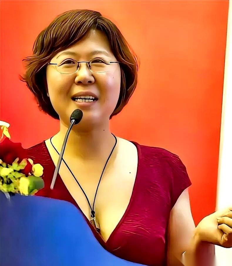 莫言的女儿，管笑笑，一张照片在网上炸开了锅。她是个大学老师，照片里，人就站在讲