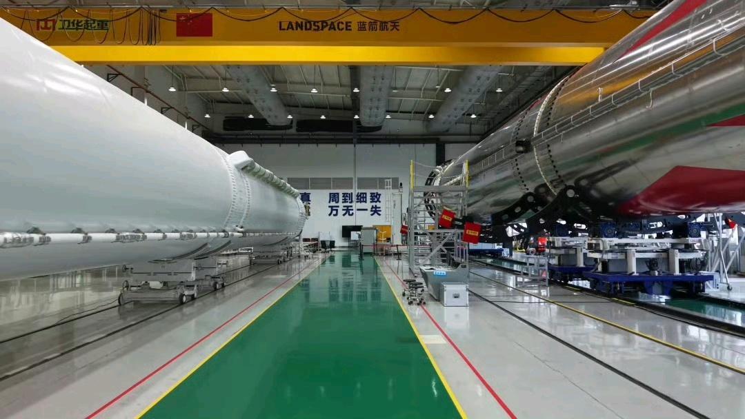 朱雀三号遥二火箭正在进行出厂前准备，将再次挑战一子级回收复用朱雀三号完全版预计