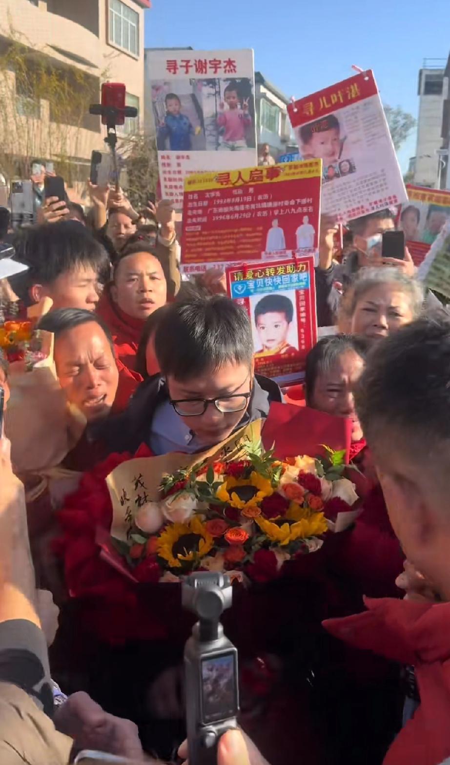 梁志辉没戴口罩，大大方方的出现了，这个举动温暖了无数人的心。果然就像他说的那