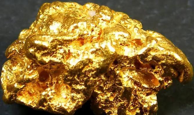 1988年，河南三门峡，农民张占鳌，赤脚在小河里摸鱼虾，忽然，河底沙滩上，传出一