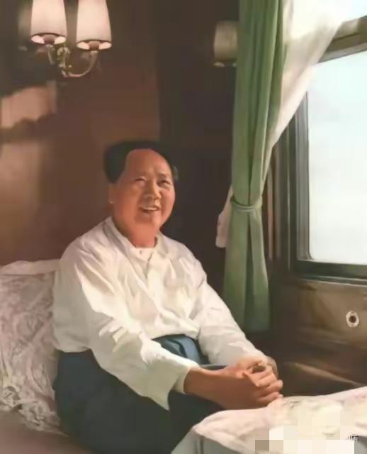 毛主席，这面中国人民心中的旗帜，从未褪色。尽管总有一些杂音试图抹黑他的历史