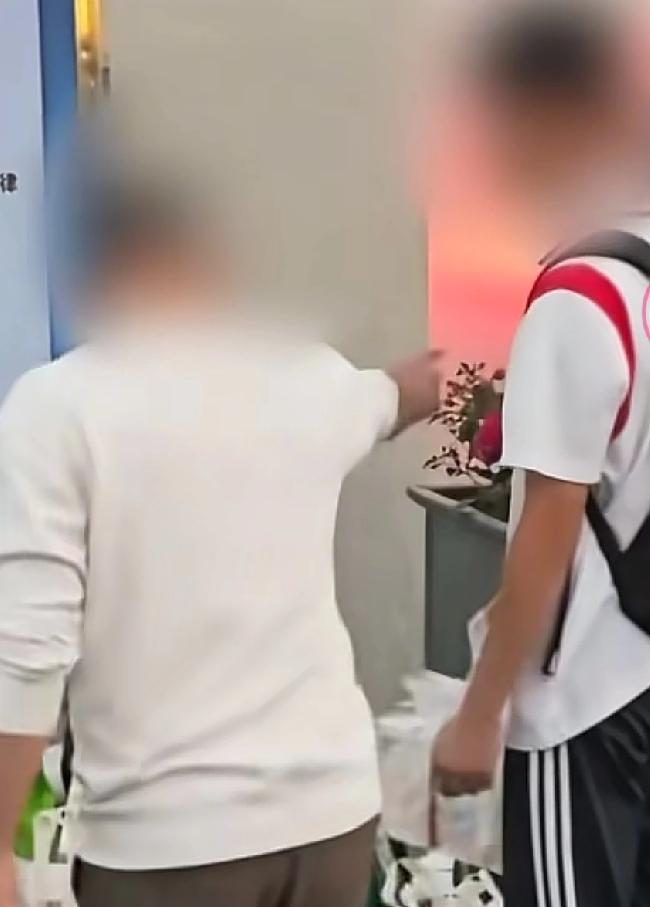 为这位广东佛山的朋友点赞他以一己之力保护了所有人的饮食安全中午午饭时间，他看