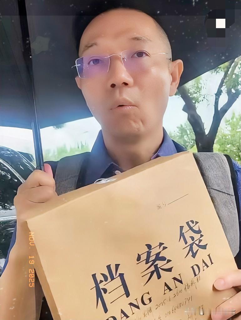 刚下飞机，传票就直接送到手上！李圣律师这节奏，简直是连轴转的“法治先锋”