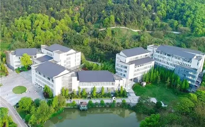 开眼了，民办大学还能成为上市公司，毛利率竟然高达50%，甚至还有70%的。虽