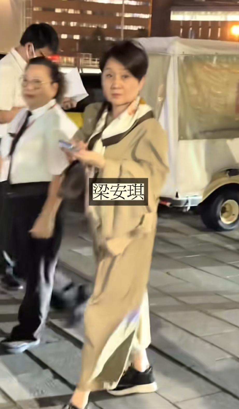 9月21日，梁安琪好大牌，去香港红馆看谭咏麟演唱会，雇了专业保镖，自己低头玩手机