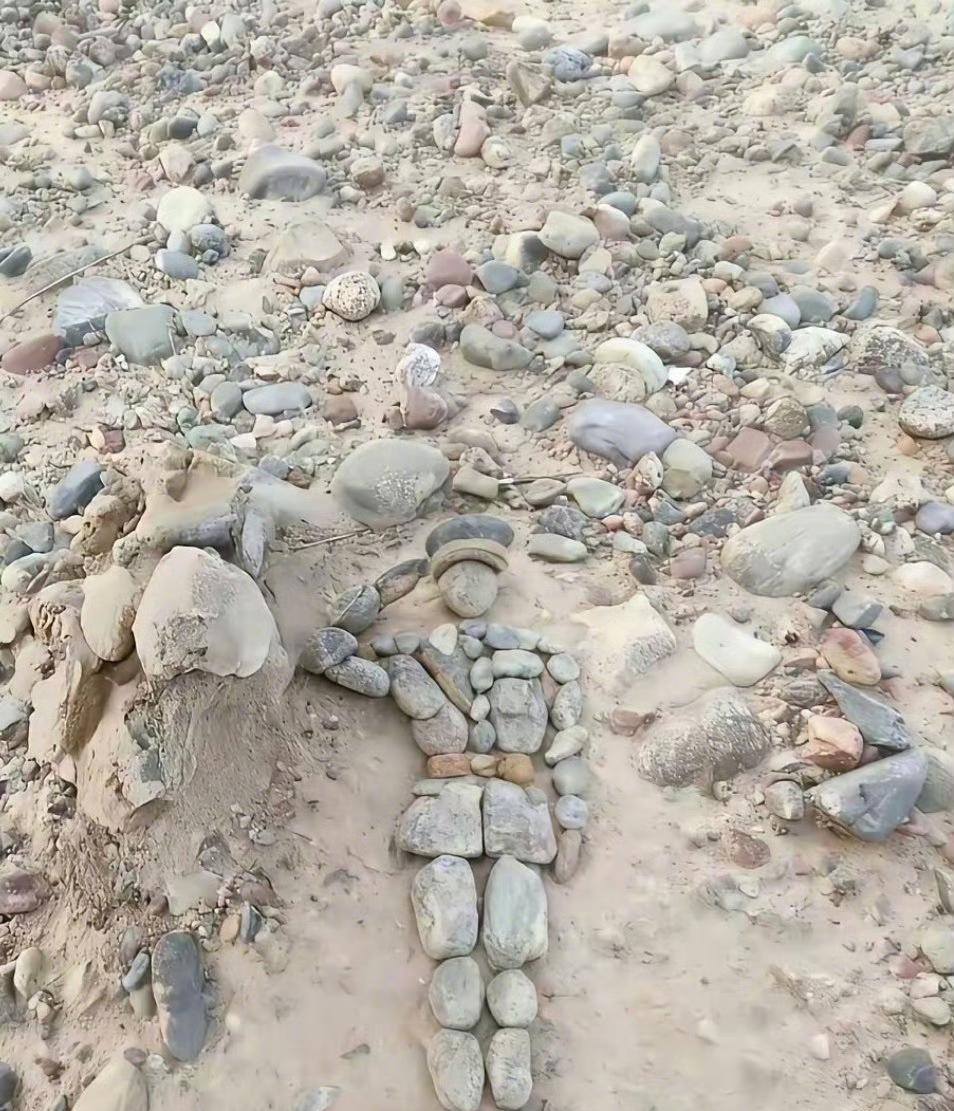 一名曾经在戈壁哨所服役的军人多年后故地重游，来到他曾经站岗放哨的地方。没想到，随