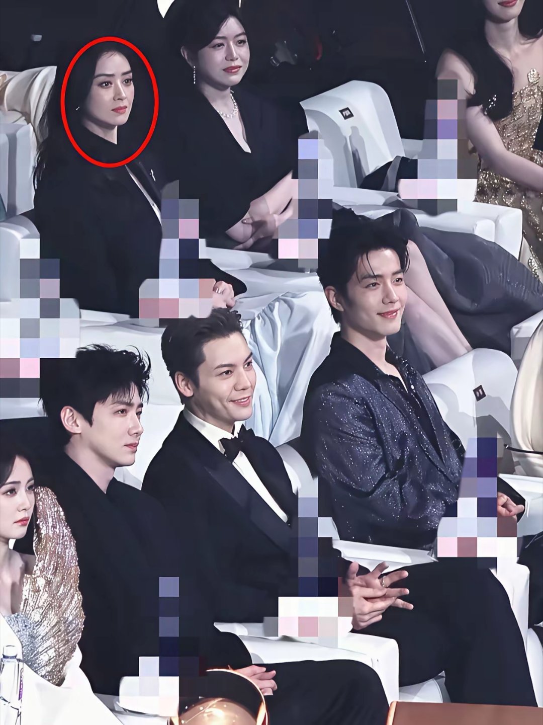 我问我闺蜜，品质盛典上，蒋欣为什么不坐第一排？闺蜜白了我一眼说，你看看第一排坐的
