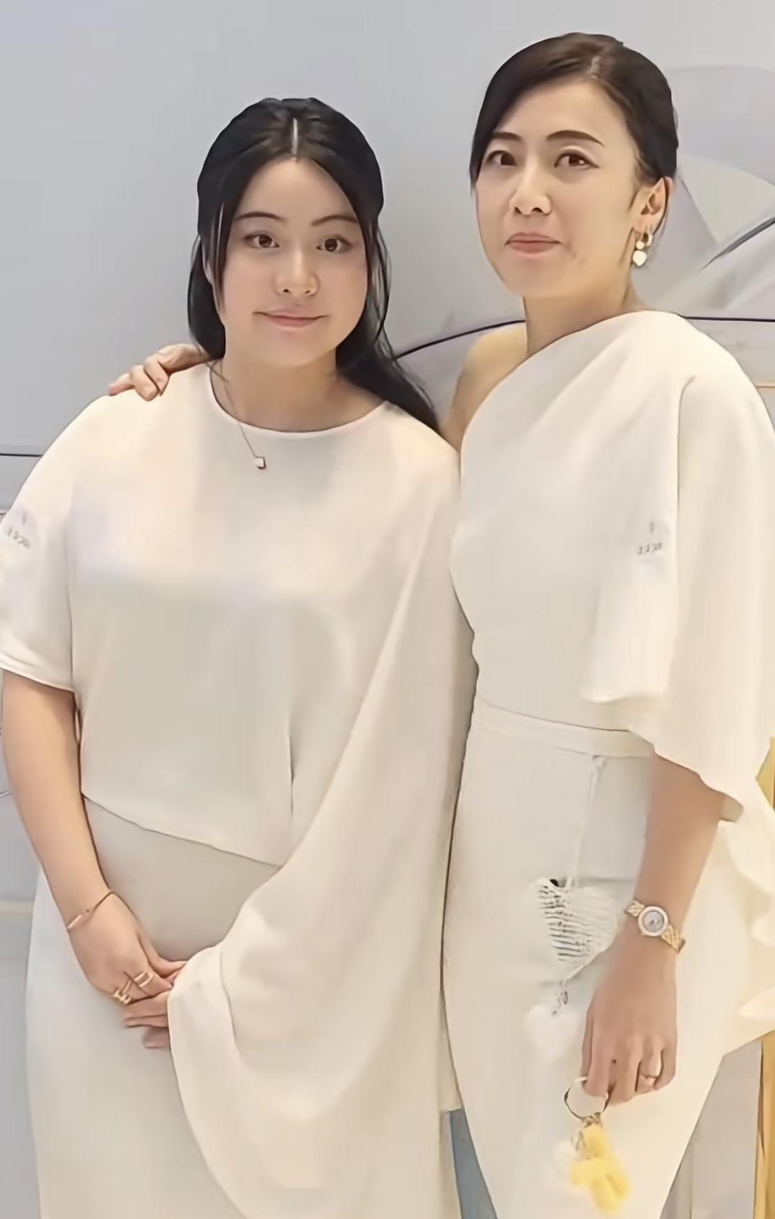 甘比和女儿Josephine一同出席品牌活动，一袭白衣很乖巧的站在妈妈身边。J