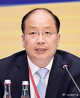 有人说，易会满长成这样，还能搞权色交易？呵呵，这是长相的问题么？权力才是最好还是春药。[doge]​