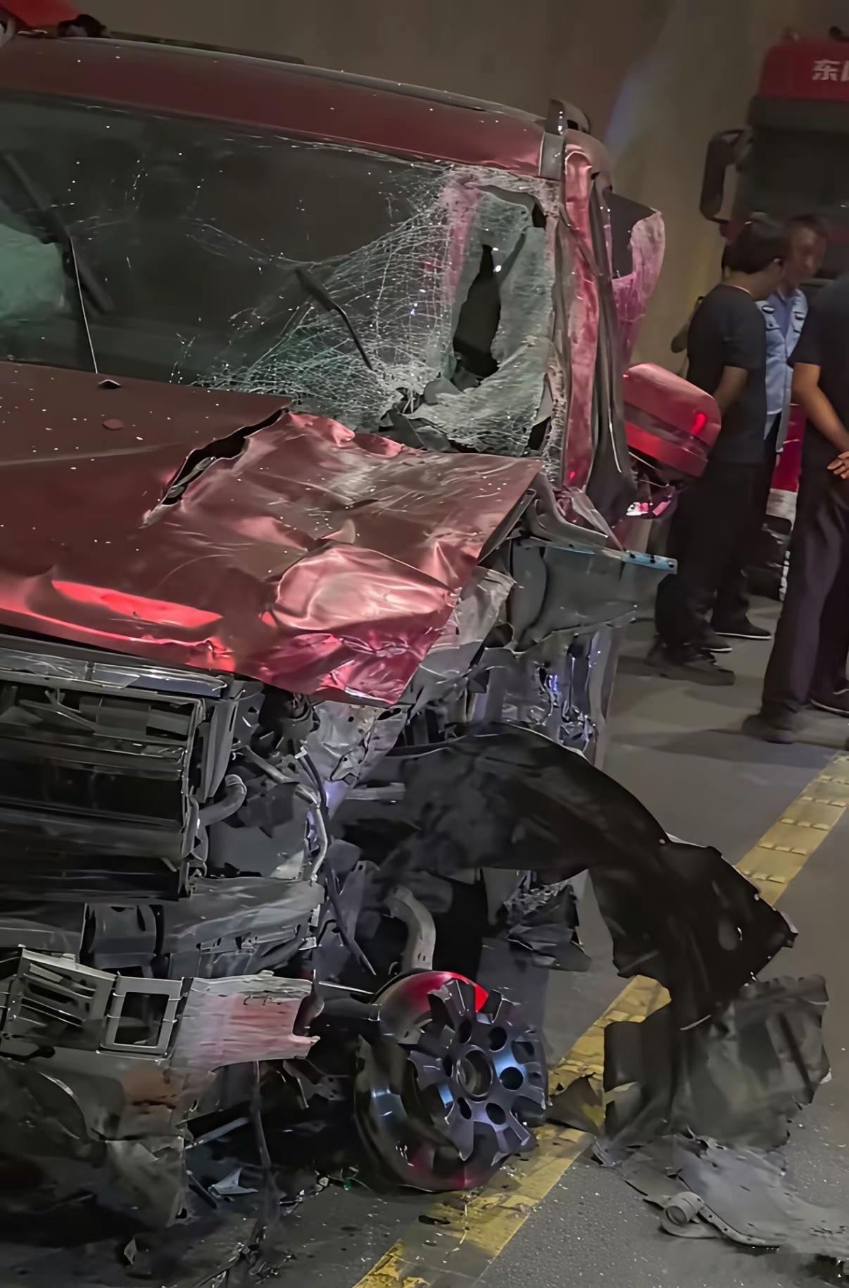 豹5VS东风大货车，安全是最大的豪华，这句话在这一刻具象化。从双方“战损”来看，