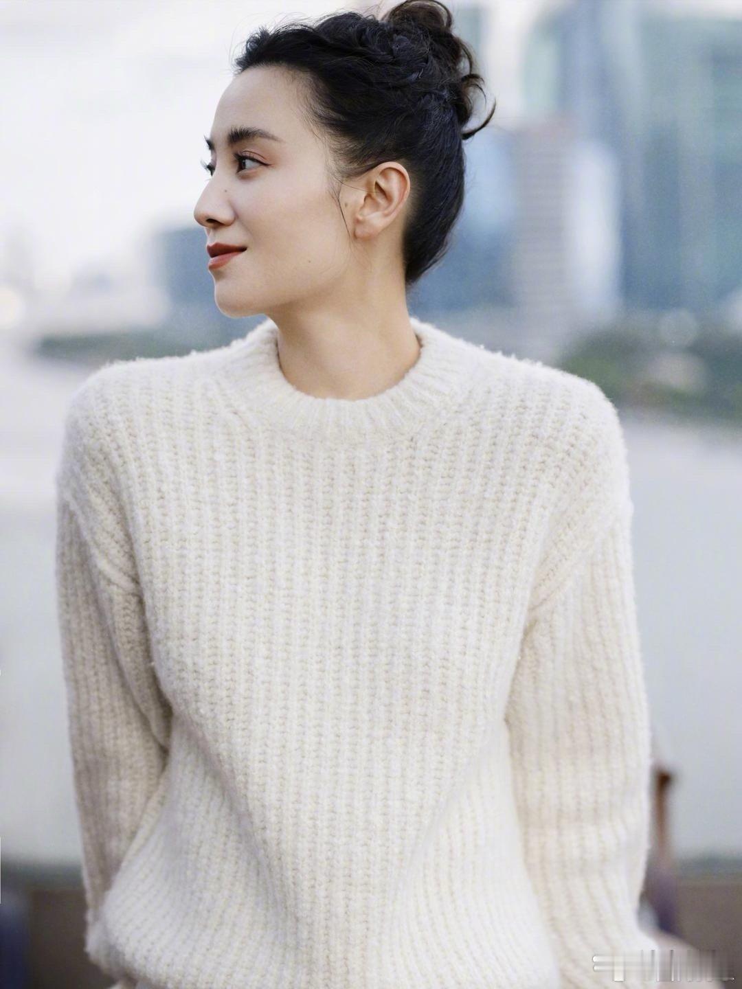 宋佳的气质真的绝了！一身白毛衣配白裤简约到极致，却挡不住骨子里的天生丽质，氛围感