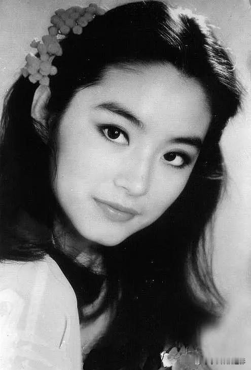 🧡百年难再有的美人｜林青霞黑白光影里，她是揉碎了英气与柔媚的绝色。眉峰藏