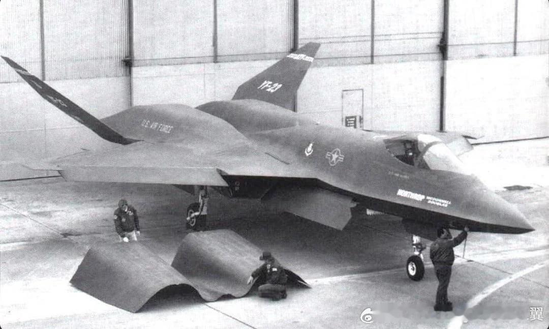 YF-23展示其整体复合材料蒙皮，YF-23原型机在机身和机翼结构中广泛使用了复