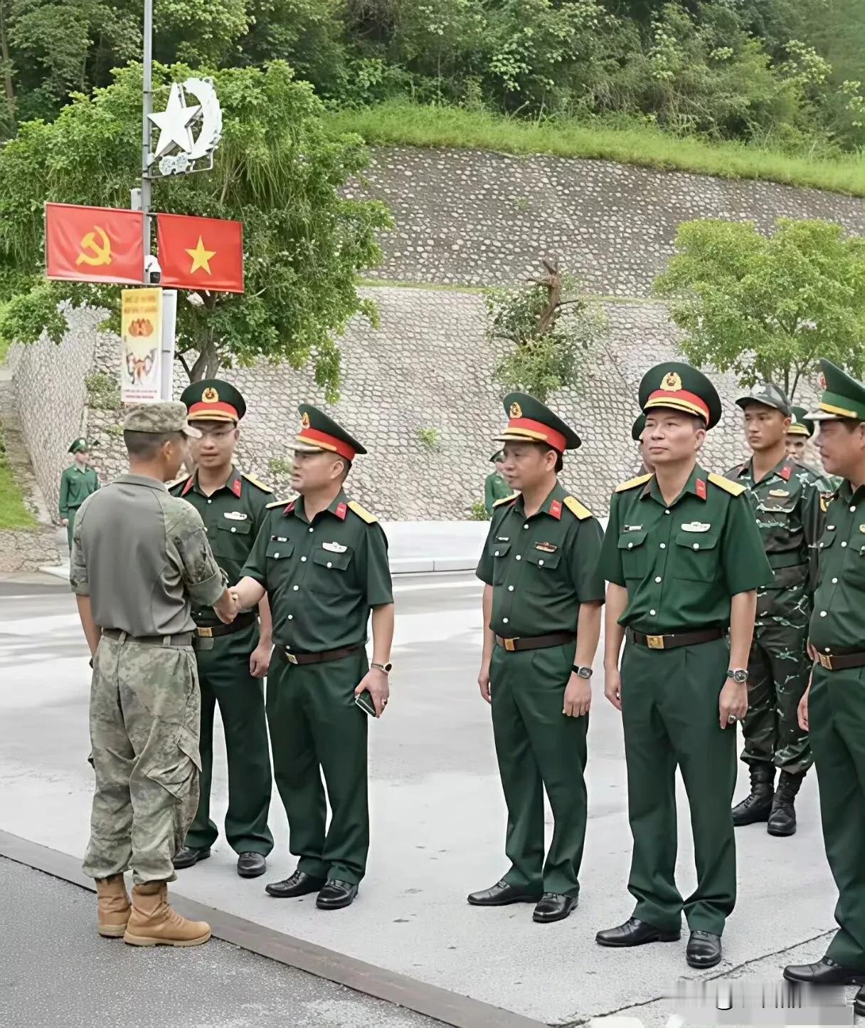 看到这张图片，终于明白越南军人为什么弄那么大一个帽子了。越南媒体发布的照片显