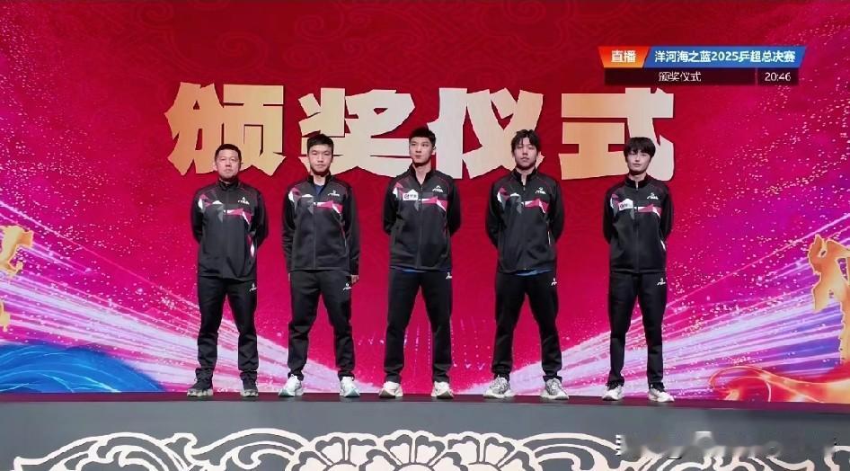 林诗栋看来是真的病了，总决赛最后一场冠亚军的比赛他连现场都没去。颁奖的时候都没看