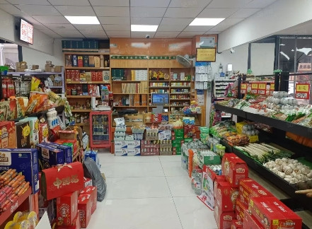 小区东门超市转让，转让费15万，我蹲点观察了几天发现每天的人流量挺大，于是就和媳