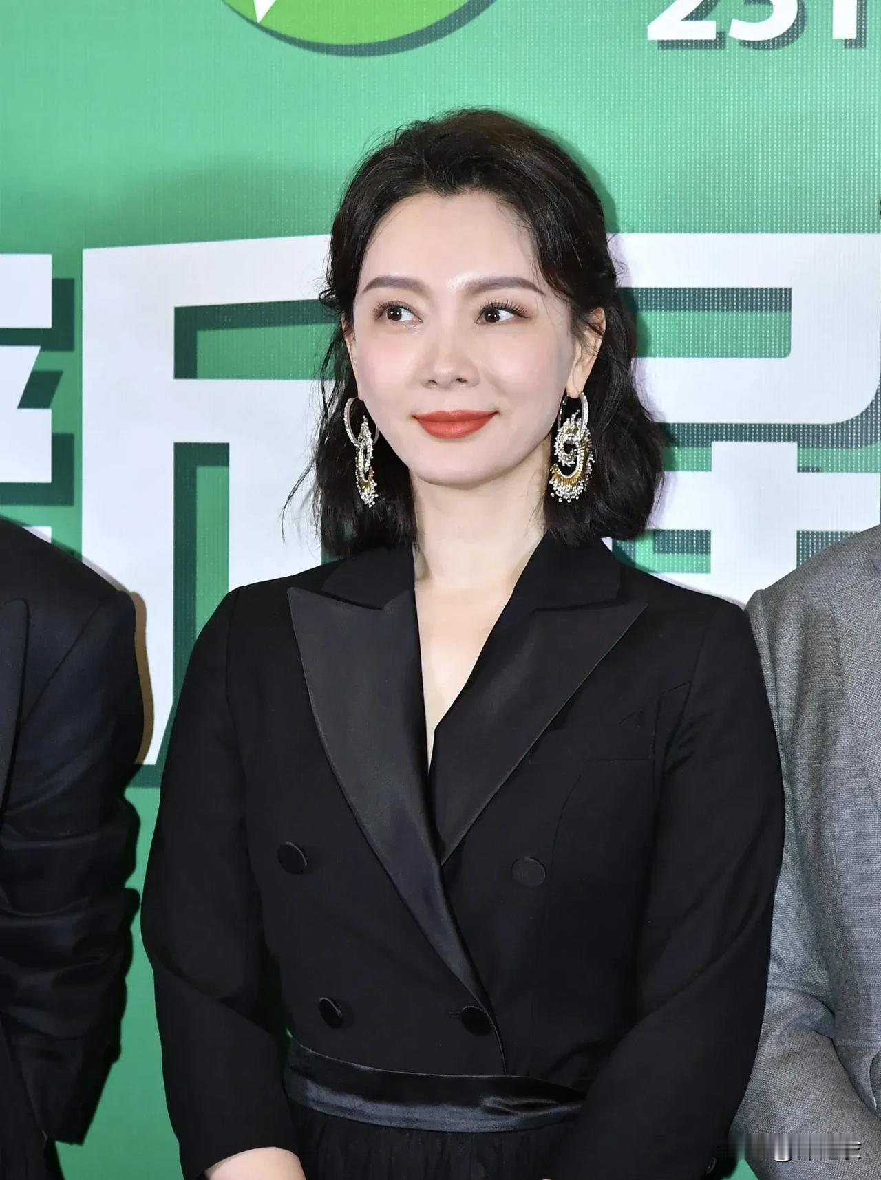 陈数在综艺节目里面的表现总是给我一种忙忙活活又白忙活的感觉，因为看她折腾行李肯定