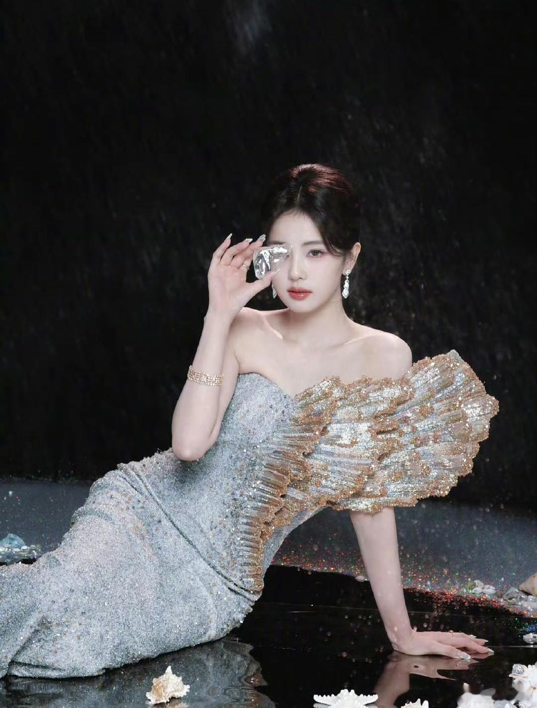 白鹿的权威，你没法后知后觉，有灵气又细腻，既是真实不做作的人间烟火收集器，又是敬