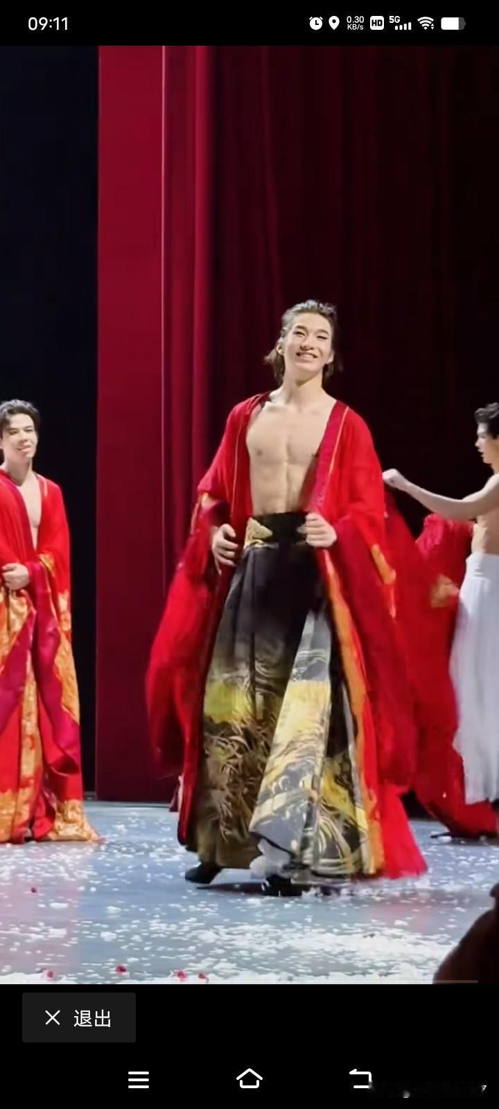 几个伪娘，还说什么国风，把一大堆老娘们小姑娘迷得神魂颠倒！我强烈反对这种男不男