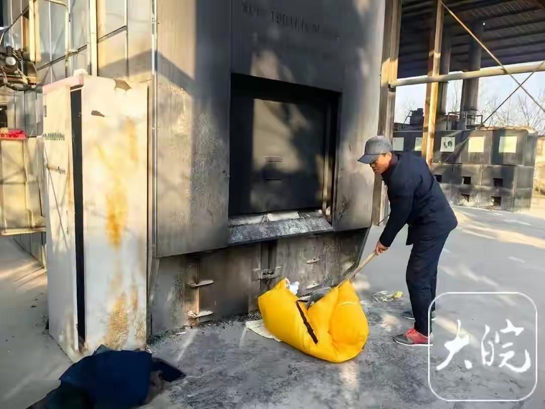 谁能想到，一床准备烧掉的旧被子里，竟然藏着41万块钱的存单！如果不是殡仪馆的一