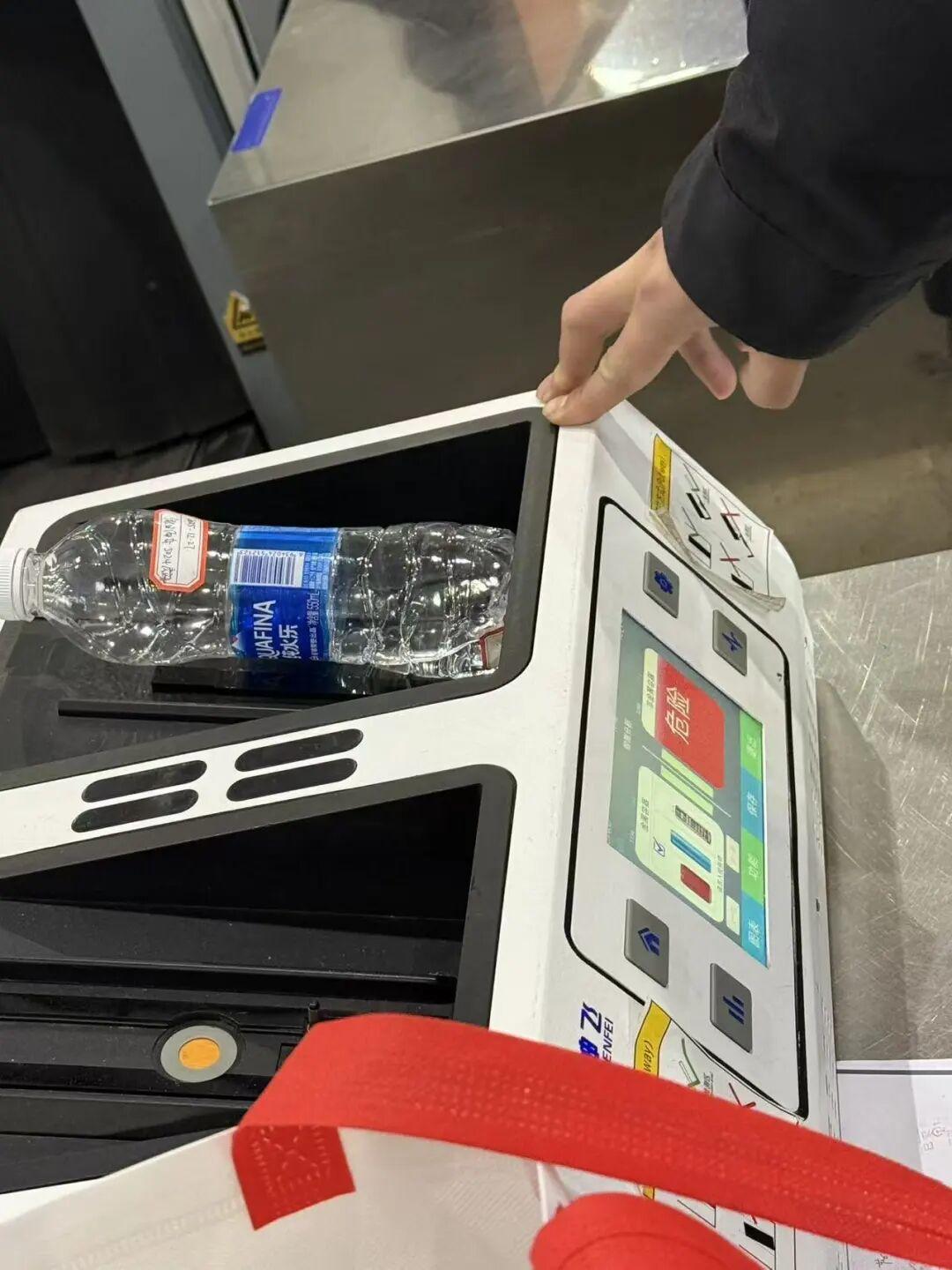 解释不清了！南京一对情侣入住酒店，拿了瓶矿泉水准备喝，结果，却意外发现，瓶底有针