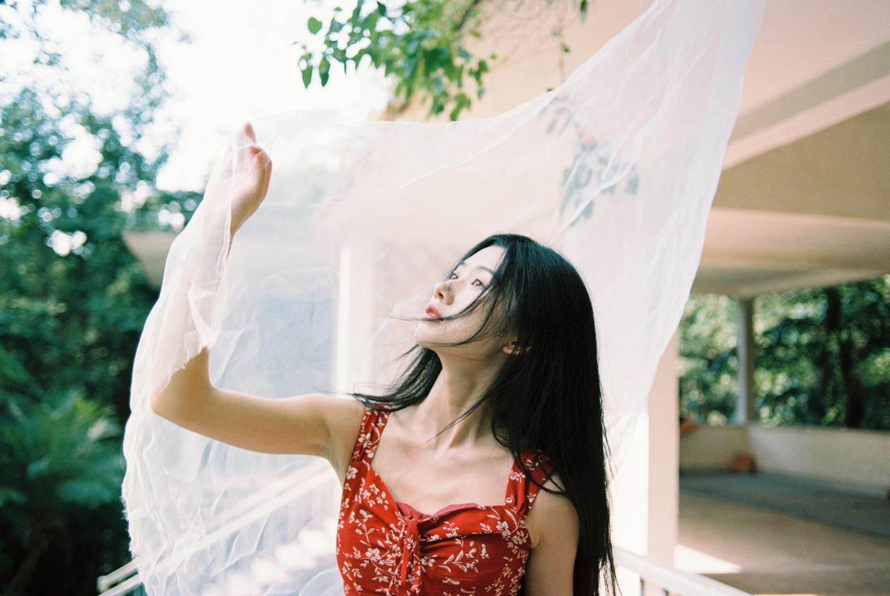 《红裙与风的私语》白纱揉碎夏光漏进她鬓边的长红裙是绽开的焰裹着枝桠间