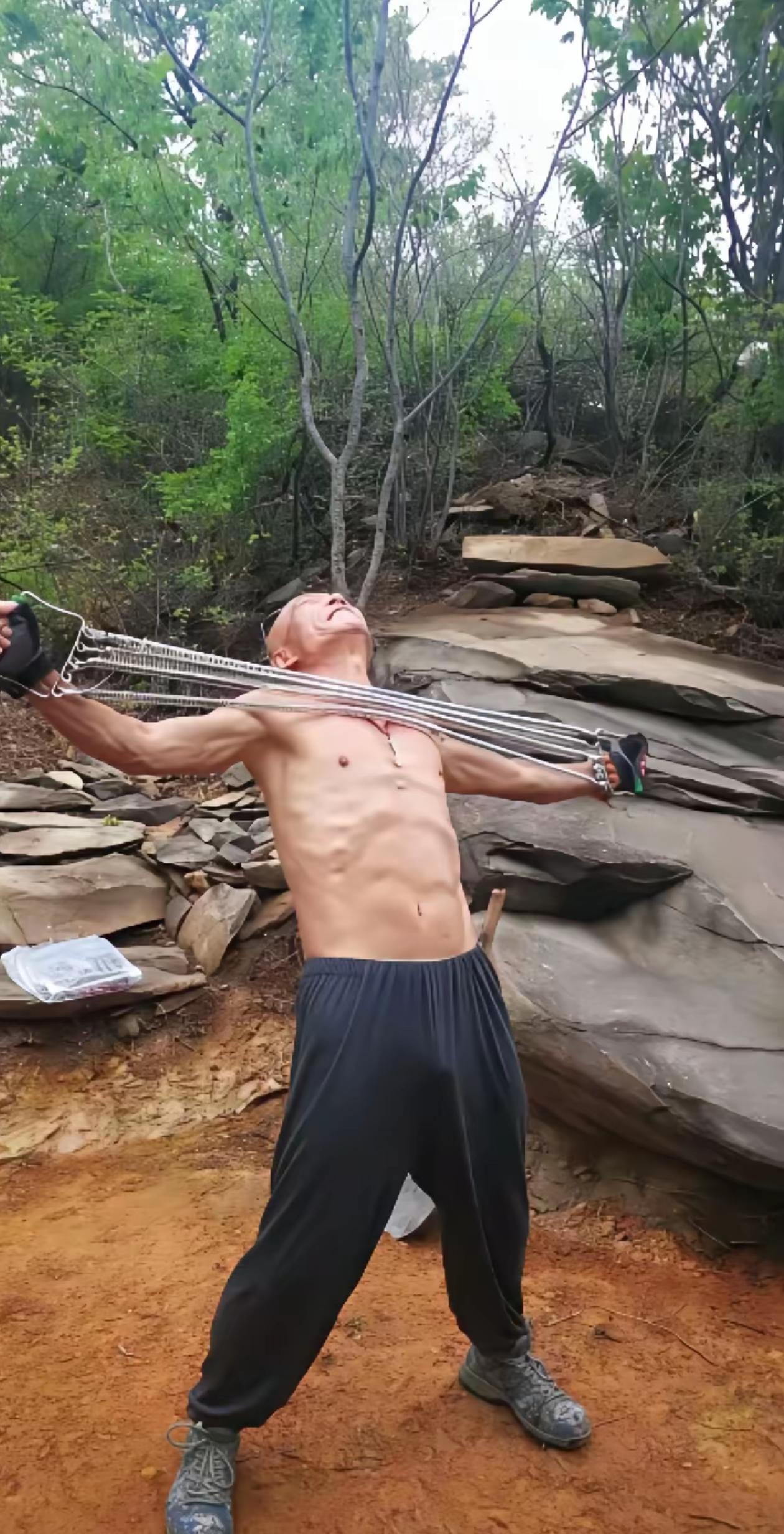 已是古稀之年的王石，一生经历了很多，既有在万科时工作上的巨大压力，又有个人感情方