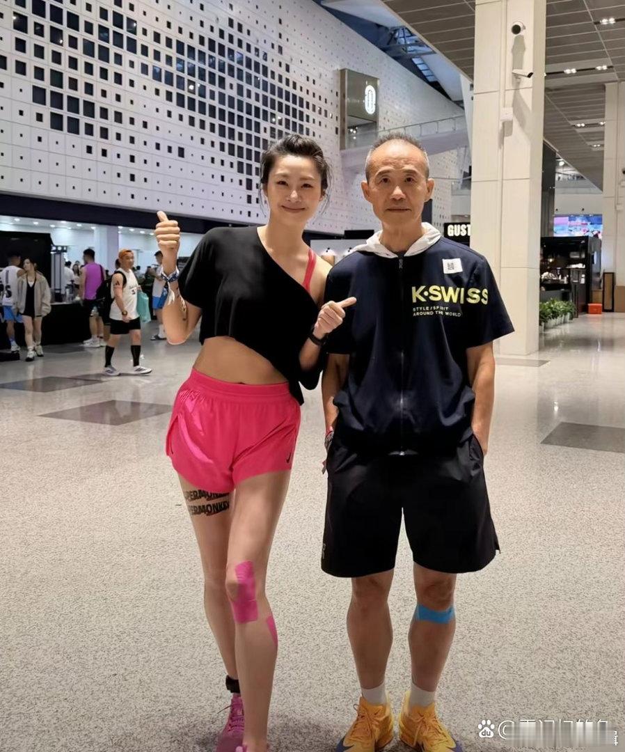 王石旁边的小姐姐好漂亮。
